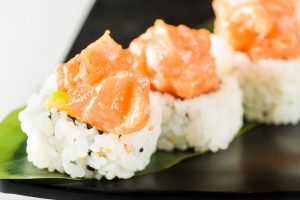 uramaki spicy salmone